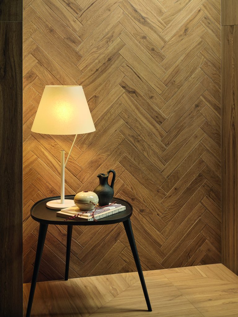 effetto legno in un progetto d’interni Casa Sintesi Store con posa a spina e arredo decorativo