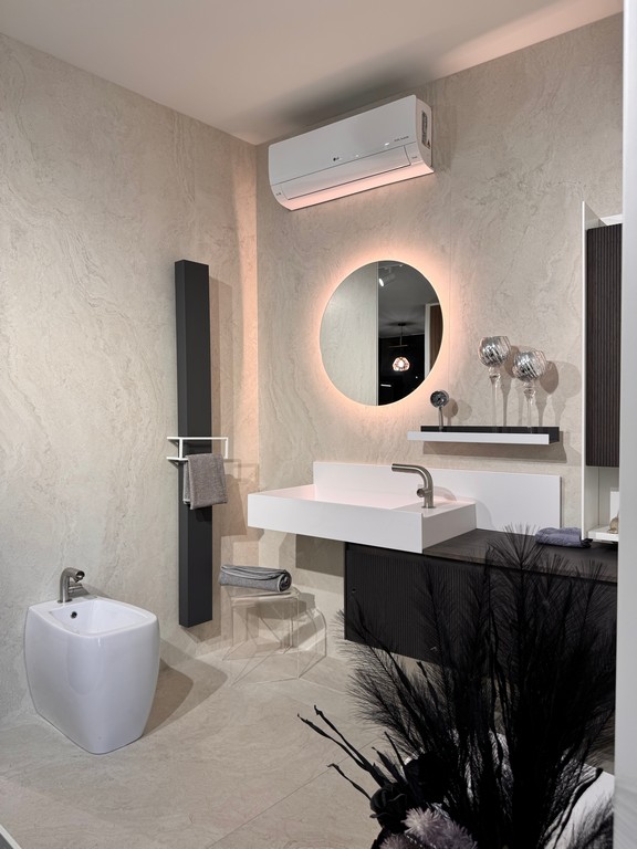 Bagno moderno con lavabo sospeso e rivestimenti effetto pietra da collezioni materiali interni Casa Sintesi Store